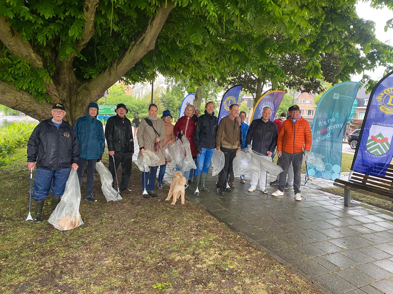 Groep met grijpers en zakken