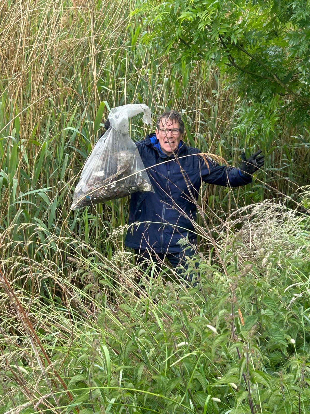 Vrijwilliger met volle zak afval