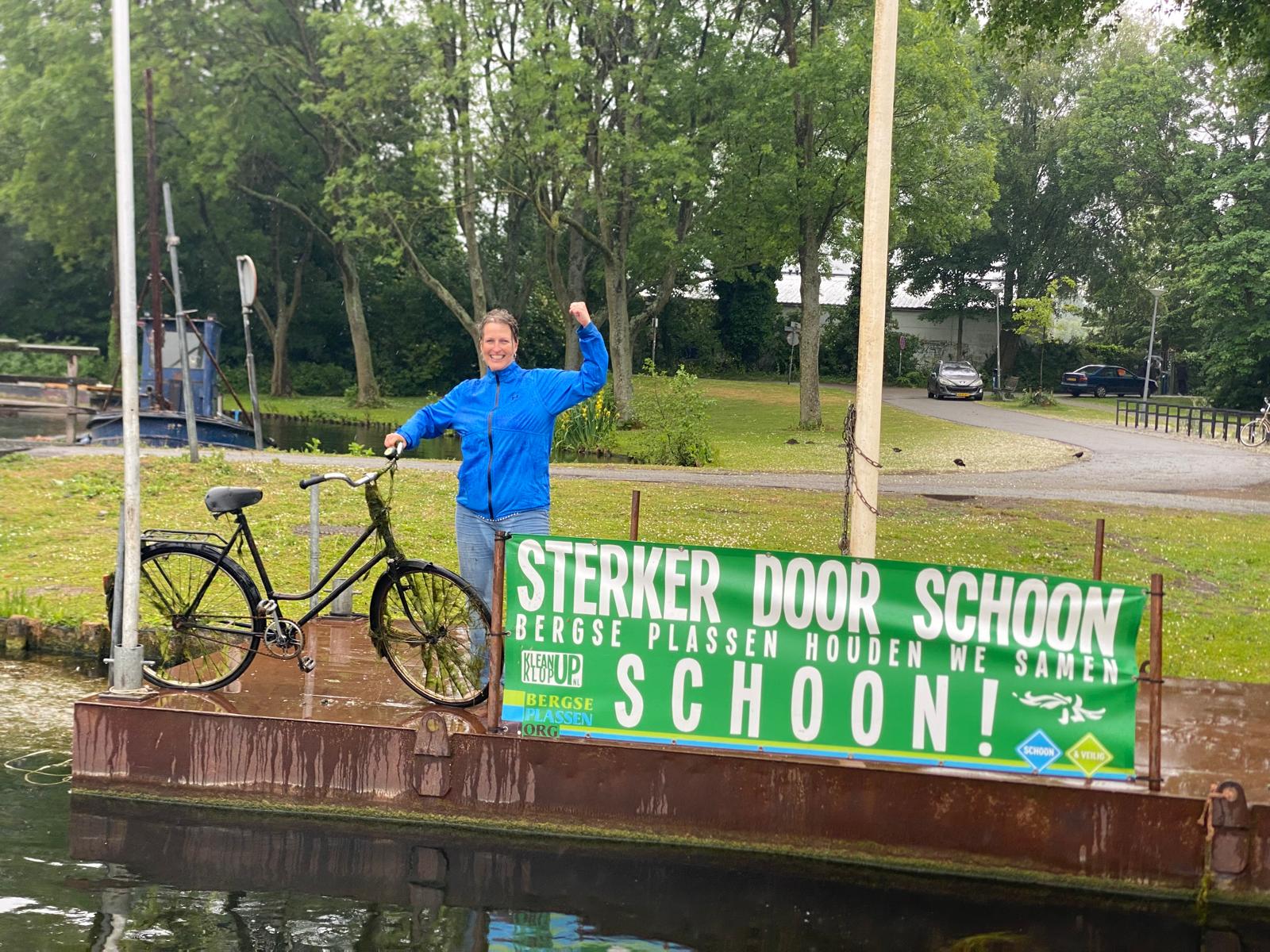 Opgedoken fiets bij banner Sterker door schoon