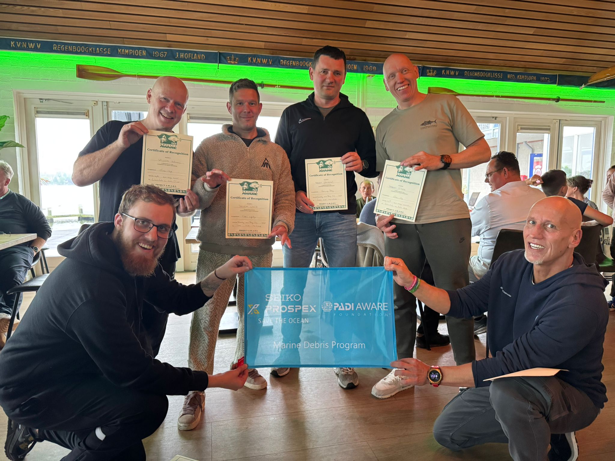 Duikers met certificaten